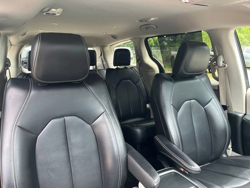 Used 2023 Chrysler Pacifica Touring-L FWD image 42