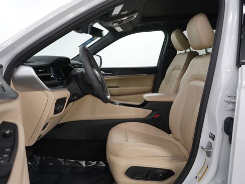 Used 2023 Jeep Grand Cherokee Limited w/ Luxury Tech Group II image 20