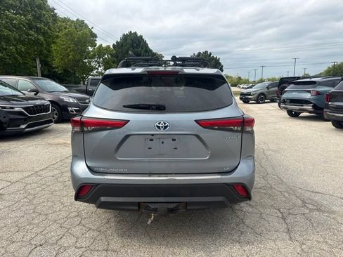 Used 2022 Toyota Highlander LE AWD/4WD image 6