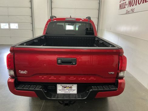 Used 2019 Toyota Tacoma SR5 AWD/4WD image 5
