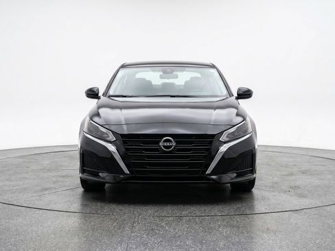 Used 2025 Nissan Altima 2.5 SV FWD image 2