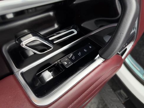 Used 2023 Land Rover Range Rover Autobiography image 17