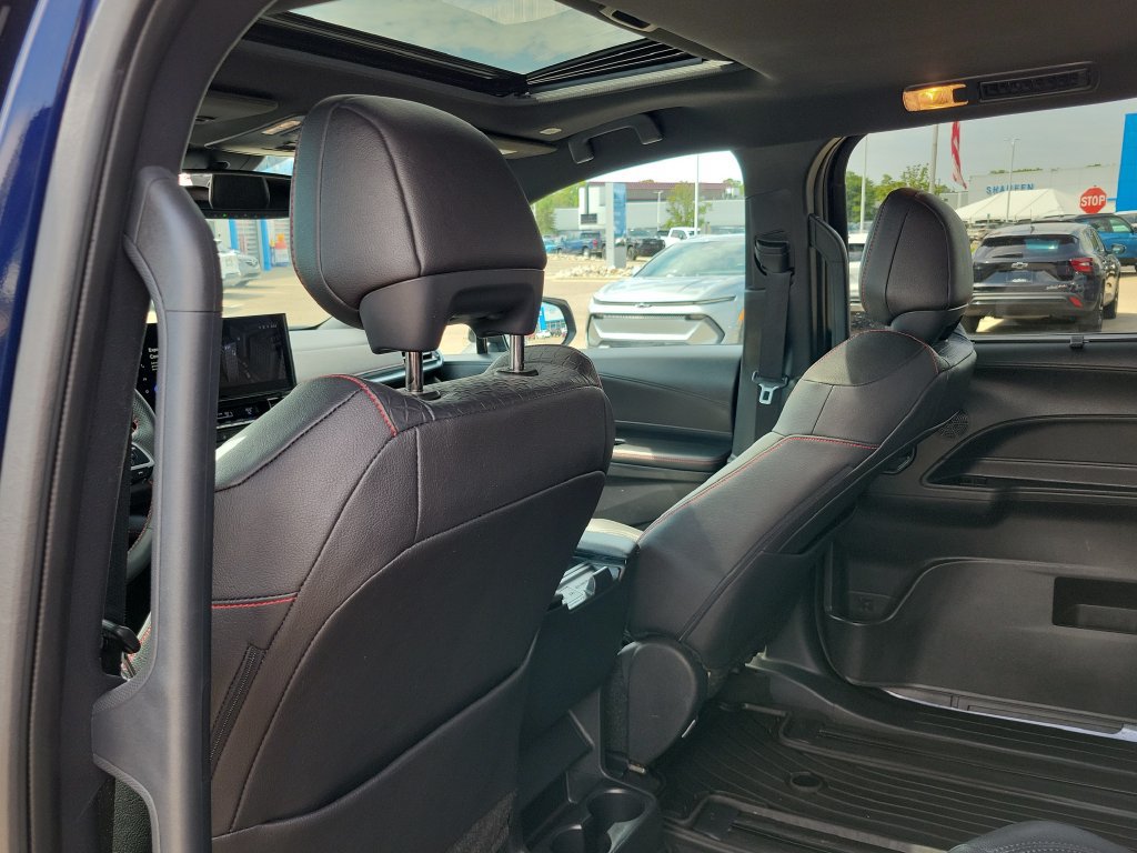 Used 2025 Toyota Sienna XSE FWD image 32