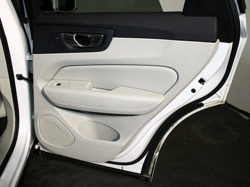 Used 2021 Volvo XC60 T5 Momentum w/ Protection Package image 32