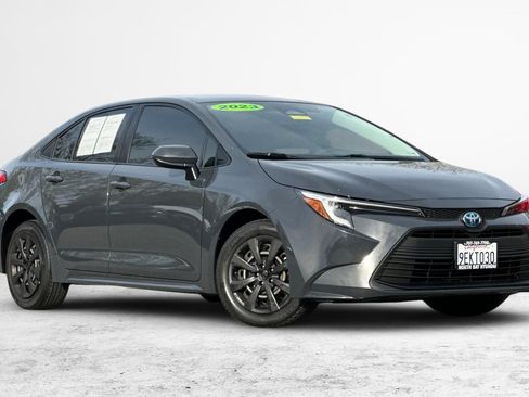 Used 2023 Toyota Corolla LE FWD image 2
