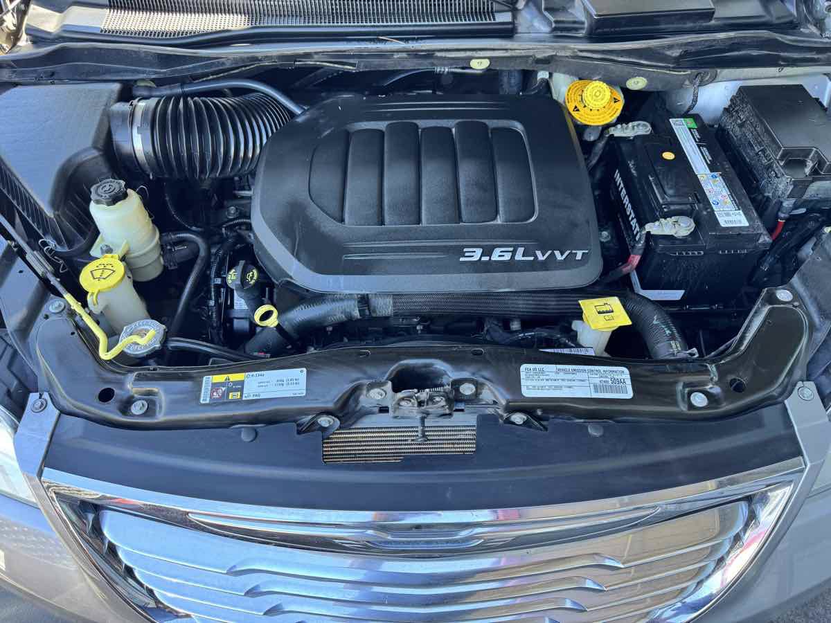 Used 2016 Chrysler Town & Country Touring FWD image 18