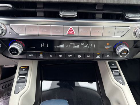 Used 2024 Kia Telluride SX Prestige w/ Towing Package image 34