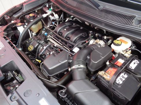 Used 2018 Ford Explorer XLT w/ Equipment Group 202A FWD image 3