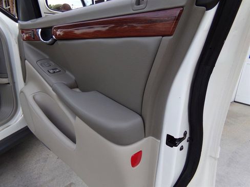 Used 2003 Cadillac De Ville Sedan w/ Comfort & Convenience Package image 81