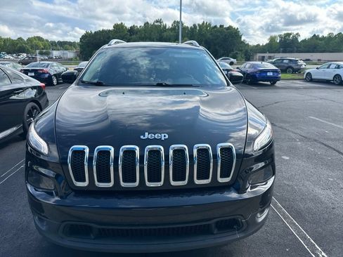 Used 2018 Jeep Cherokee Latitude Plus w/ Comfort/Convenience Group AWD/4WD image 2
