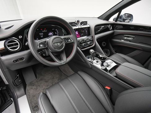 New 2025 Bentley Bentayga image 2