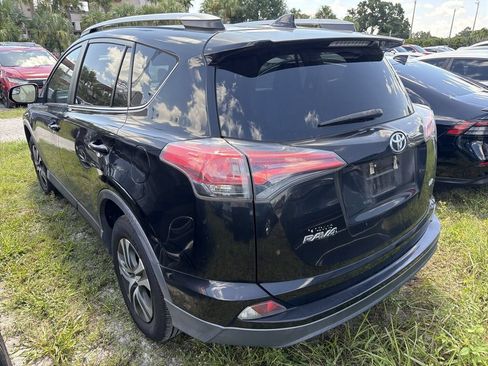 Used 2018 Toyota RAV4 LE FWD image 5