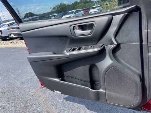 Used 2015 Toyota Camry SE FWD image 19