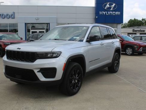 Used 2025 Jeep Grand Cherokee Altitude AWD/4WD image 1