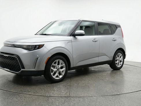 Used 2025 Kia Soul LX w/ LX Technology Package FWD image 3