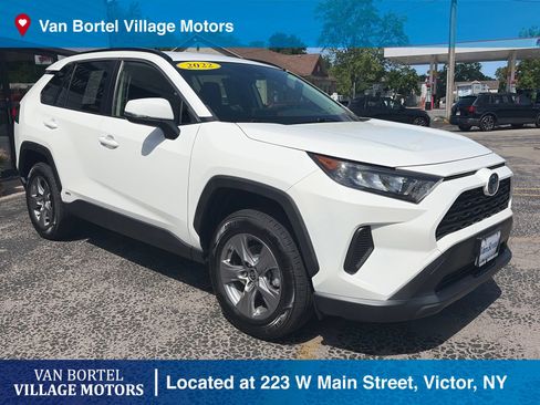 Used 2022 Toyota RAV4 LE AWD/4WD image 4