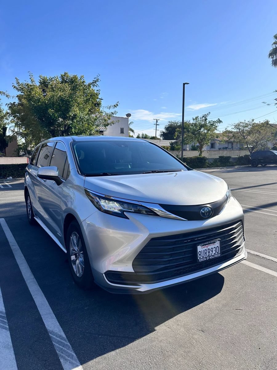 Used 2021 Toyota Sienna LE FWD image 1