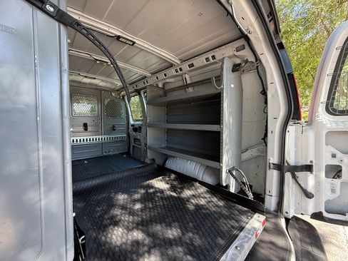 Used 2015 Chevrolet Express 2500 RWD image 23