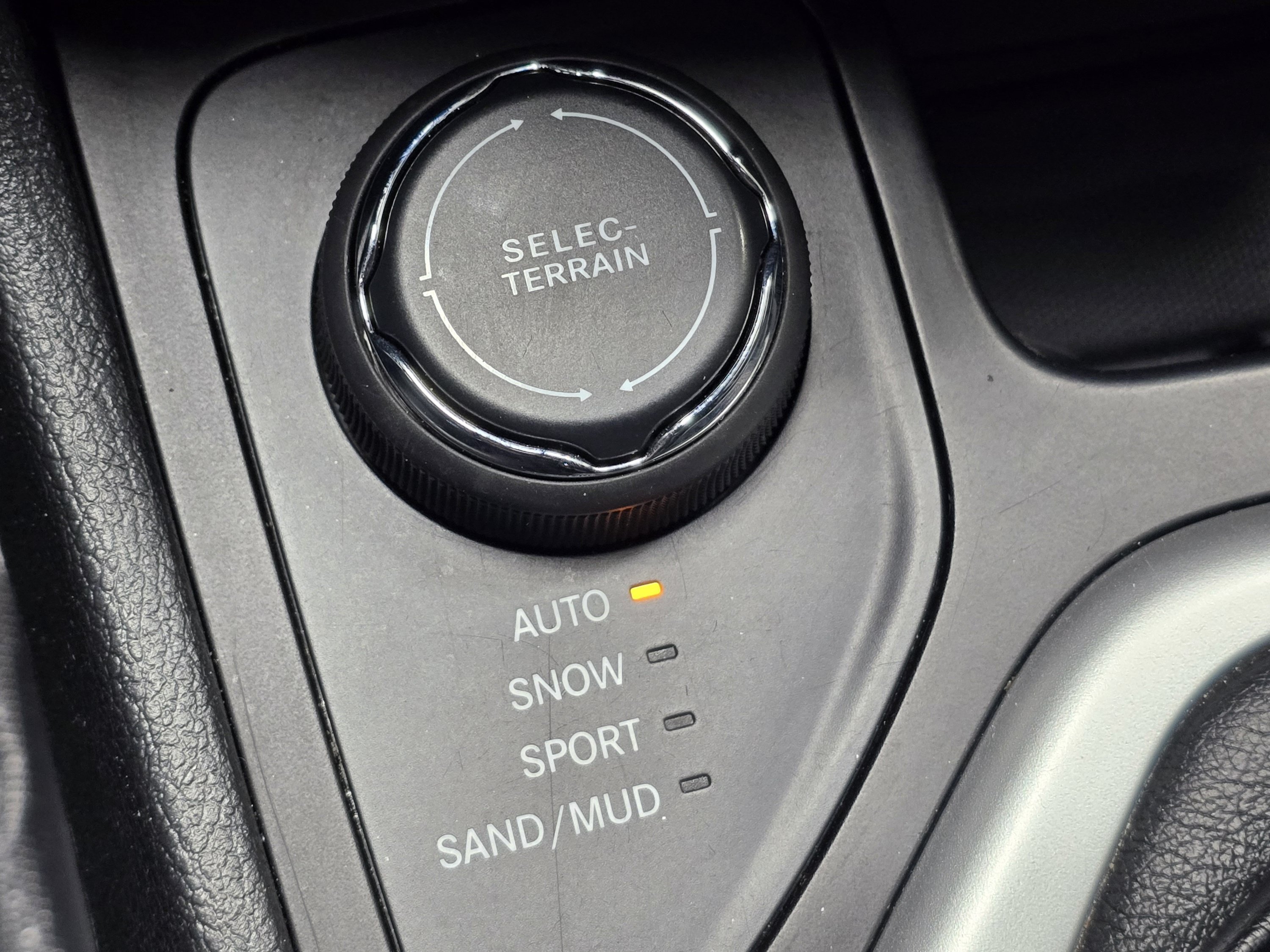 Used 2018 Jeep Cherokee Latitude Plus w/ Cold Weather Group AWD/4WD image 14