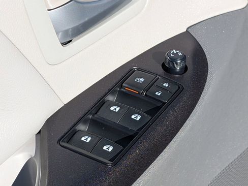 Used 2015 Toyota Sienna LE image 20