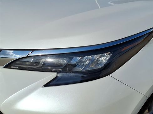 Certified 2024 Toyota Sienna XLE image 9