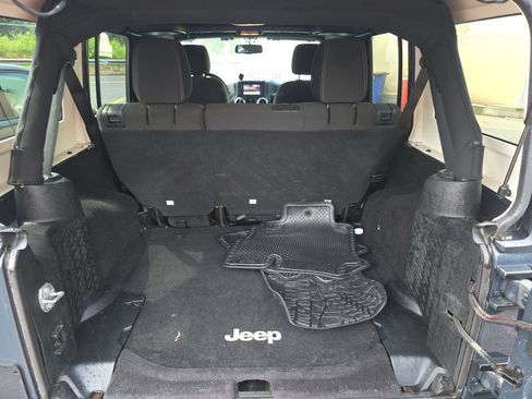 Used 2016 Jeep Wrangler Unlimited Sahara AWD/4WD image 14