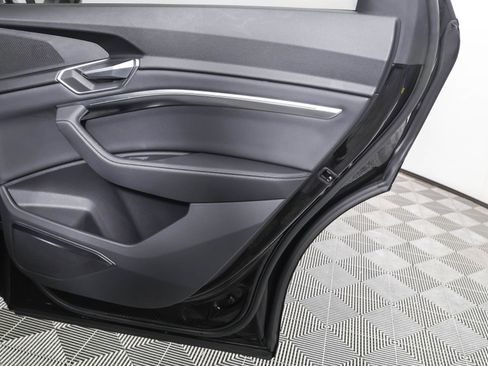 Used 2022 Audi e-tron Premium Plus w/ Premium Plus Package image 43