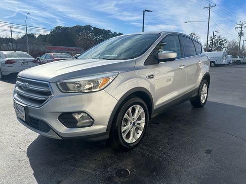 Used 2017 Ford Escape SE image 3