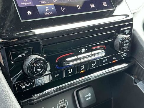 New 2025 Jeep Grand Cherokee L Laredo image 24