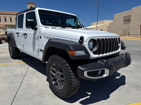 Used 2025 Jeep Gladiator Sport AWD/4WD image 7