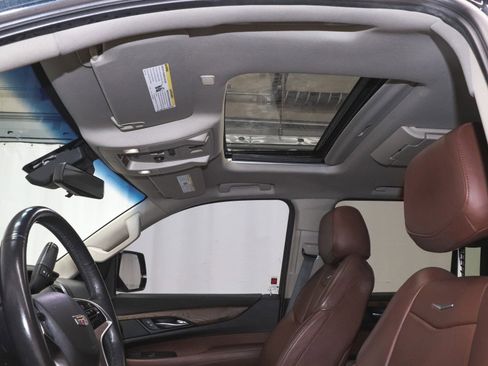 Used 2019 Cadillac Escalade ESV Premium Luxury image 21