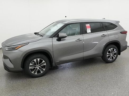 New 2026 Toyota Highlander XLE image 2