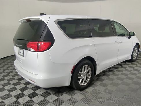 Used 2023 Chrysler Voyager LX image 5