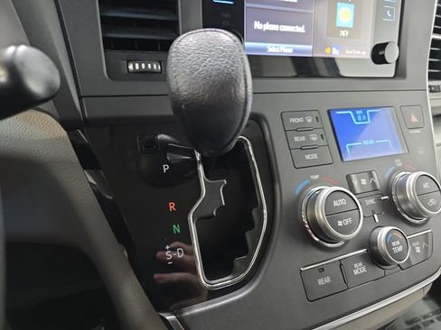 Used 2015 Toyota Sienna LE FWD image 23