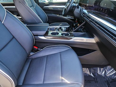 Used 2025 Cadillac Escalade ESV Premium Luxury w/ LPO, Floor Liner Package AWD/4WD image 16