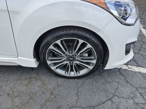 Used 2017 Hyundai Veloster Turbo FWD image 10