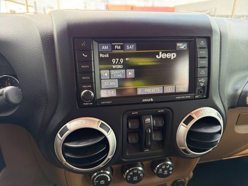 Used 2013 Jeep Wrangler Unlimited Rubicon w/ Connectivity Group AWD/4WD image 26