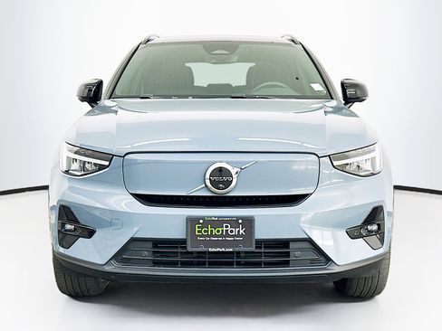 Used 2023 Volvo XC40 Recharge Plus image 2