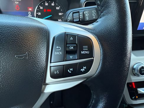 Used 2022 Ford Explorer XLT w/ Equipment Group 202A AWD/4WD image 19