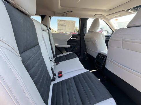 New 2026 Mitsubishi Outlander SE image 14
