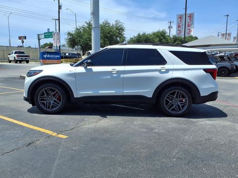 Certified 2025 Ford Explorer ST-Line w/ Premium Package RWD image 9