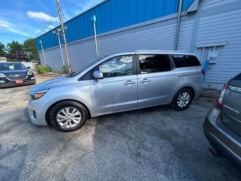 Used 2016 Kia Sedona LX w/ Option Group 020 FWD image 5