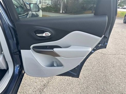 Used 2021 Jeep Cherokee Latitude Plus image 17