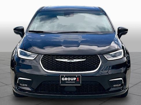 Used 2023 Chrysler Pacifica Touring-L FWD image 4