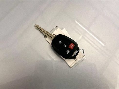 Used 2017 Toyota Camry LE FWD image 9