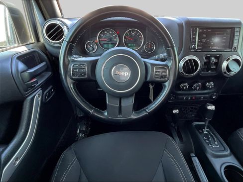 Used 2018 Jeep Wrangler Unlimited Sahara w/ Connectivity Group AWD/4WD image 11
