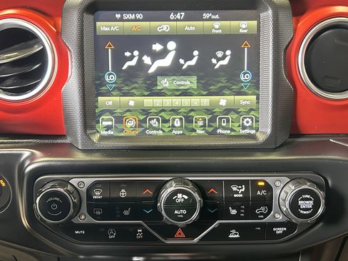 Used 2022 Jeep Wrangler Unlimited Rubicon w/ Cold Weather Group AWD/4WD image 33