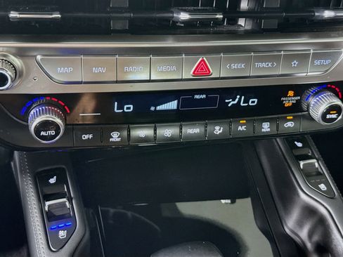 Used 2024 Kia Telluride EX w/ EX Captain's Chair Package FWD image 19