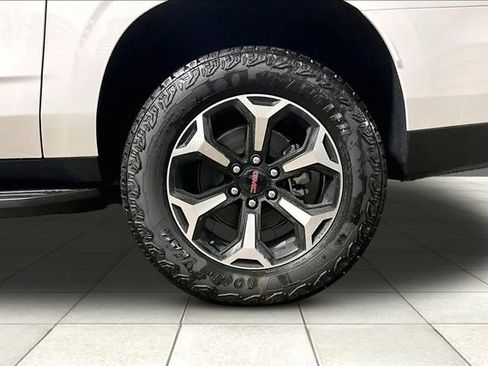 Used 2026 GMC Yukon XL AT4 AWD/4WD image 9