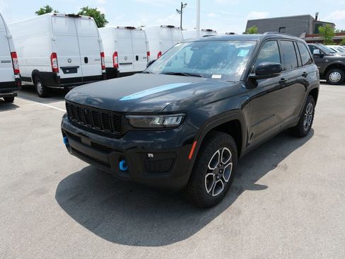 Used 2024 Jeep Grand Cherokee Trailhawk w/ Luxury Tech Group III AWD/4WD image 12